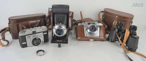 A quantity of vintage cameras to include Voigtlander Bessa, ...