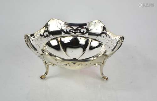 A pierced silver dish, Sheffield 1917, 2.3toz.