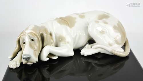 A Lladro porcelain basset hound, 26cm long.