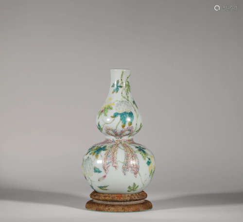 Famille Rose Gourd Shape Porcelain Vase Bottle