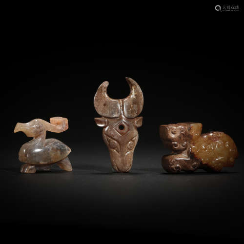 A SET OF JADE CARVED BEASTS STATUES, THE WESTERN ZHOU DYNAST...