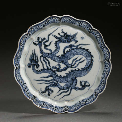 YUAN DYNASTY, CHINESE BLUE AND WHITE DRAGON PATTERN FLOWER S...