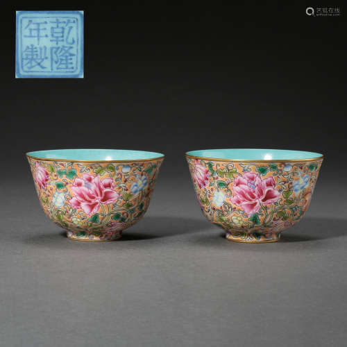 A PAIR OF CHINESE QIANLONG FAMILLE ROSE PORCELAIN BOWLS