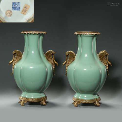A PAIR OF BIG GREEN GLAZED BOTTLES, QING DYNASTY, CHINA