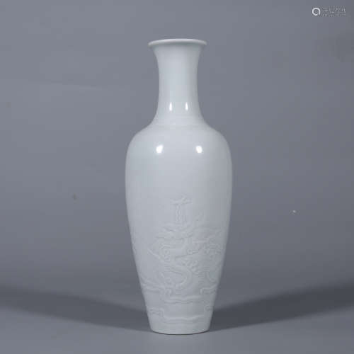 Qing-Kangxi Celadon Vase with Dragon Pattern