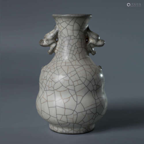 A Ge Glaze Double-Eared Vase