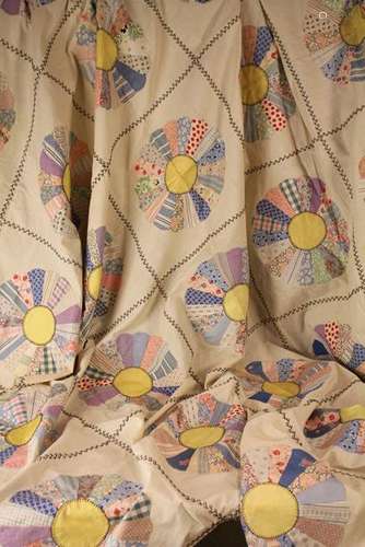 A Pretty 1930's/40's Handmade Bedcover appliquéd with daisy ...