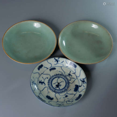 A Set of Three Celadon-Green-Glazed Blue And White Floral Po...