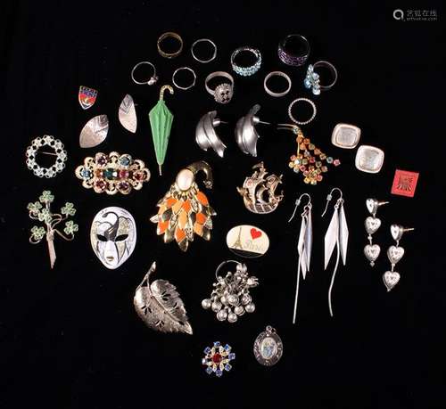 A Collection of Various Brooches, Earrings and Rings to incl...