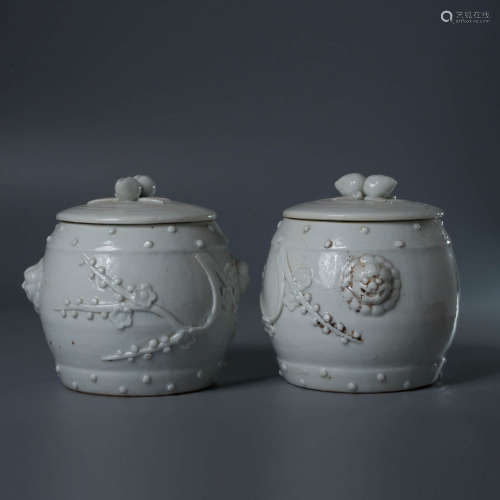 A Pair of Dehua Kiln Drum-Shaped Porcelain Jars