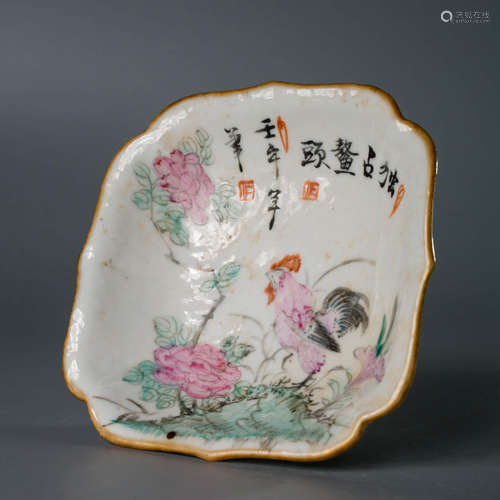 A Light-Reddish-Purple Rooster&Flowers Lobed Plate