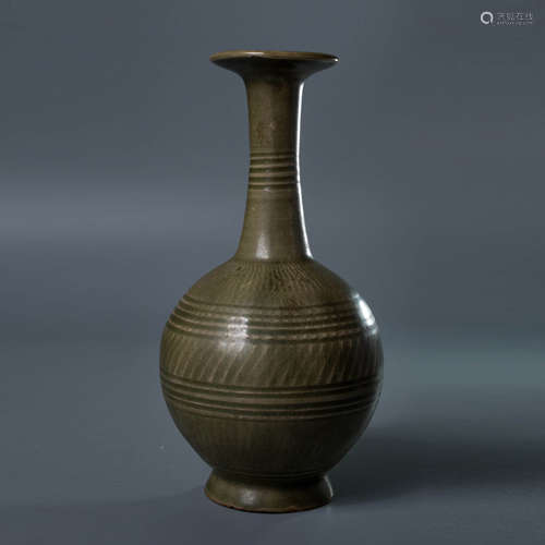 A Yue Kiln Celadon-Glazed Pear-Shaped Vase