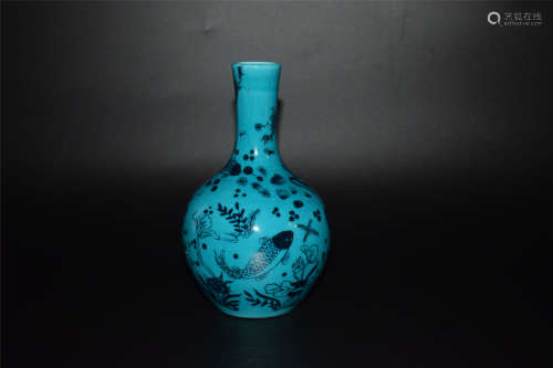 孔雀蓝釉鱼藻纹天球瓶