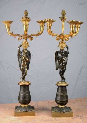 Belle paire de candélabres en bronze doré et patiné, à deux ...