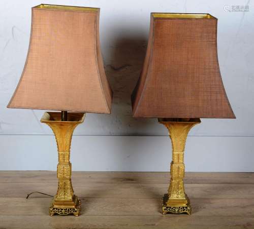 Paire de lampes en bronze doré et ciselé en forme de vase d'...