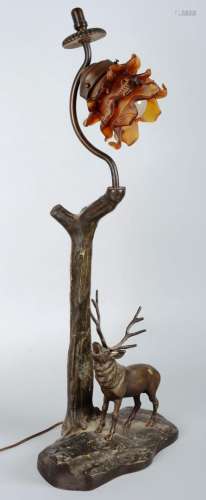 Lampe en bronze à patine brun foncé à décor d'un cerf braman...
