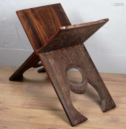 AFRIQUE, meuble dépliable en bois sculpté (selle ou siège) D...