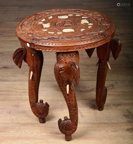 Table basse à quatre pieds en protomé d'éléphant. Tablette c...