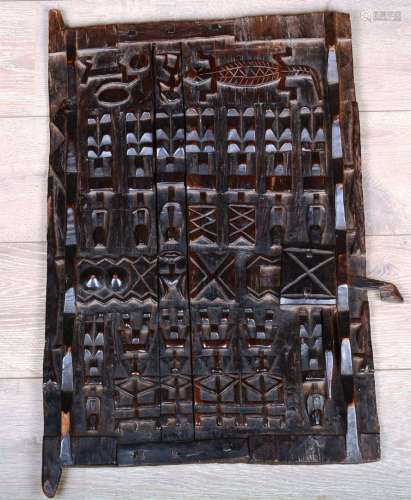 Une porte Dogon en bois scupté.Dimensions : 78 cm x 48 cm