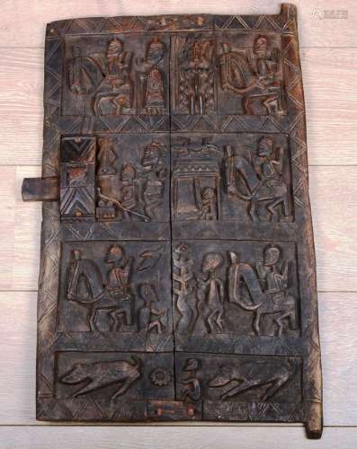 Une porte Dogon en bois sculpté.Dimensions : 67 cm x 42 cm