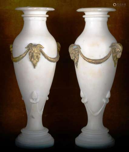 Paire de vases en albâtre en forme d'urne avec sculpture d'u...