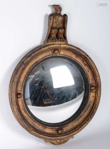 Miroir circulaire anglais en bois patiné et doré surmonté d'...