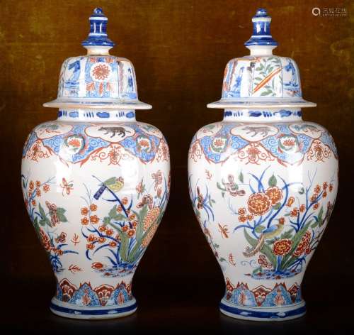 DELFT.Paire de vases couverts en faïence polychrome de Delft...