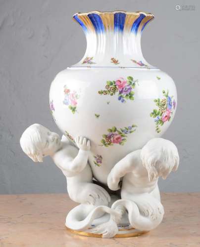 Sèvres, attribué à.Vase en biscuit et porcelaine figurant tr...