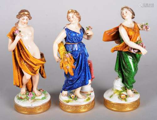 Capo di Monte.Suite de trois groupes en porcelaine polychrom...