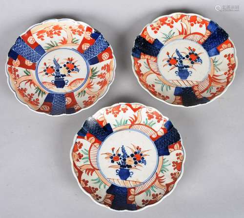 JAPON - IMARI, suite de trois assiettes en porcelaine à bord...