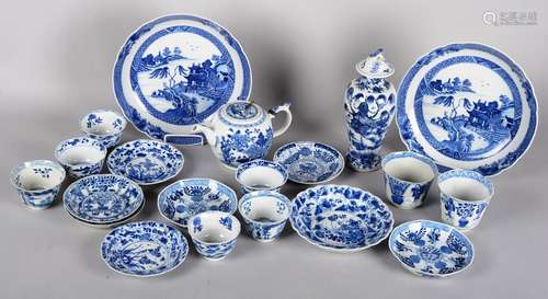 CHINE.Ensemble de porcelaine de Chine en bleu sous couverte....