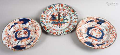 CHINE.Suite de trois assiettes en porcelaine de Chine à déco...