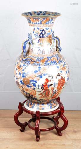 JAPONGrand vase en porcelaine du Japon à décor Imari. Deux s...