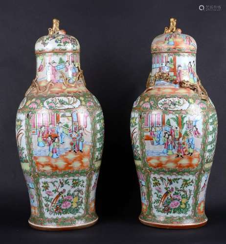 JAPON.Paire de grands vases couverts en porcelaine de Canton...