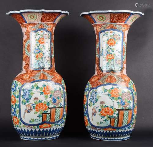 CHINE.Suite de deux vases évasés à gorge chantournée en porc...