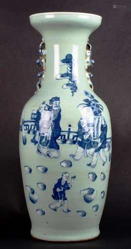 CHINE.Grand vase en porcelaine de Chine, à fond céladon clai...