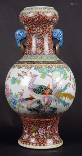 CHINE.Vase bulbe en porcelaine polychrome chinoise. Anses à ...