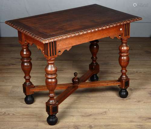 Table de style renaissance à quatre pieds tournés reliés par...