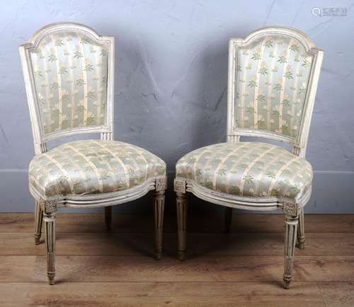 Belle suite de deux chaises Louis XVI en bois rechampi blanc...