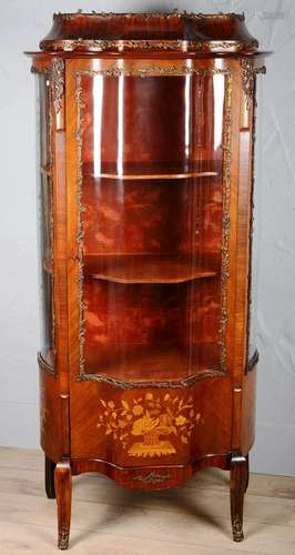 Vitrine de style Louis XV en placage de bois de rose et marq...