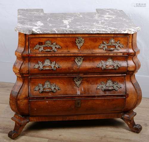 Petite commode hollandaise en noyer et placage de noyer à qu...