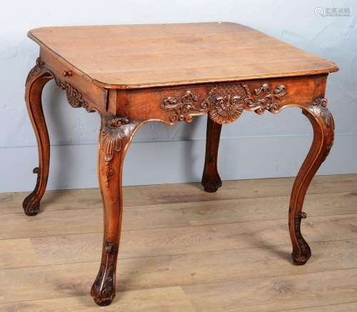 Table liégeoise de style Louis XV à quatre pieds en chêne sc...