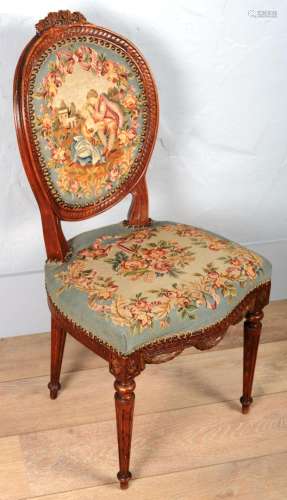 Jolie chaise de style Louis XVI au dossier violonné et décor...