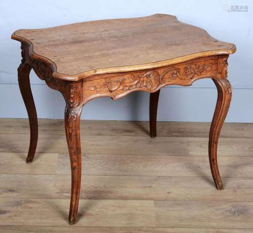 Petite table en chêne sculpté de style Louis XV.Pieds consol...