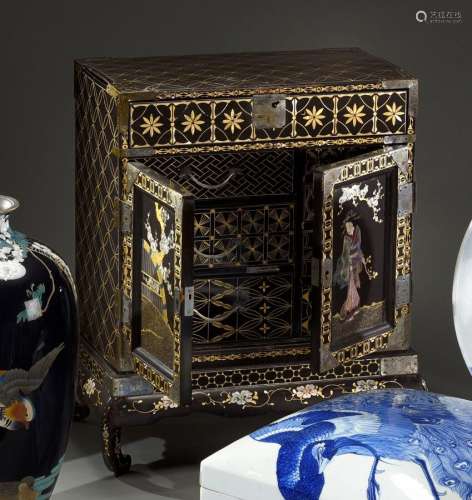 日本，长崎-明治时期（1868-1912年漆木和珍珠母镶嵌的小柜子，有八个...