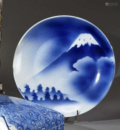 日本, Imari - 20世纪初北斋版画风格的富士山青花大瓷盘D. 37厘米