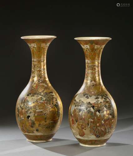 日本，横滨-19世纪陶器花瓶一对，一面绘有武士打斗的场景，另一面绘...