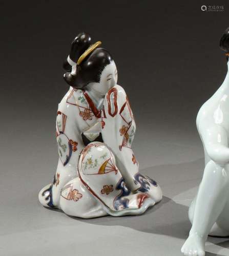 日本，今治 - 明治时期（1868-1912）。瓷器中的艺妓，衣服下面露出了私...