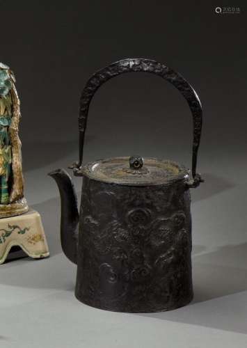 日本--明治时期（1868-1912年铸铁单柄云龙纹浮雕茶壶H.25厘米（包括...