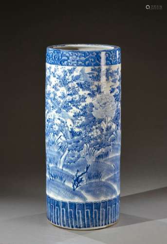 日本，深川 - 明治时期（1868-1912）。瓷器卷轴花瓶，饰以花鸟山水。H....